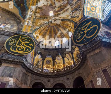 Interno e nave con icone cristiane e medaglioni islamici a Istanbul, Turchia. Foto Stock