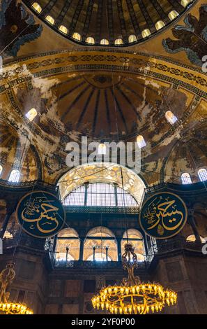 Interno e nave con icone cristiane e medaglioni islamici a Istanbul, Turchia. Foto Stock