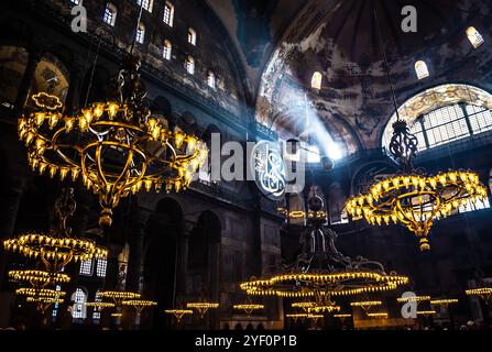 Interno e nave con icone cristiane e medaglioni islamici a Istanbul, Turchia. Foto Stock