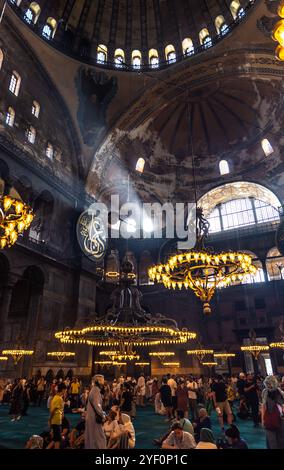 Interno e nave con icone cristiane e medaglioni islamici a Istanbul, Turchia. Foto Stock