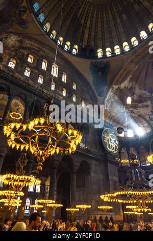 Interno e nave con icone cristiane e medaglioni islamici a Istanbul, Turchia. Foto Stock