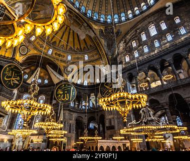 Interno e nave con icone cristiane e medaglioni islamici a Istanbul, Turchia. Foto Stock