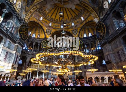 Interno e nave con icone cristiane e medaglioni islamici a Istanbul, Turchia. Foto Stock