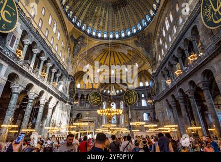 Interno e nave con icone cristiane e medaglioni islamici a Istanbul, Turchia. Foto Stock