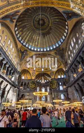 Interno e nave con icone cristiane e medaglioni islamici a Istanbul, Turchia. Foto Stock