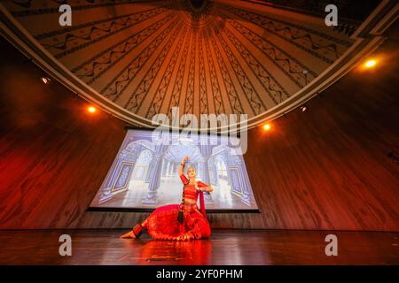 V & A Museum Londra, Regno Unito. 2 novembre 2024. Arunima Kumar Kuchipudi Dance Academy si esibisce al Boost Family Festival nell'iconico Victoria and Albert Museum. Paul Quezada-Neiman/Alamy Live News crediti: Paul Quezada-Neiman/Alamy Live News Foto Stock