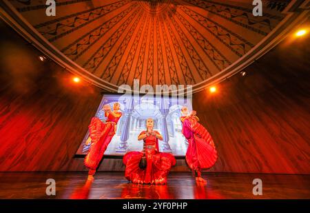 V & A Museum Londra, Regno Unito. 2 novembre 2024. Arunima Kumar Kuchipudi Dance Academy si esibisce al Boost Family Festival nell'iconico Victoria and Albert Museum. Paul Quezada-Neiman/Alamy Live News crediti: Paul Quezada-Neiman/Alamy Live News Foto Stock