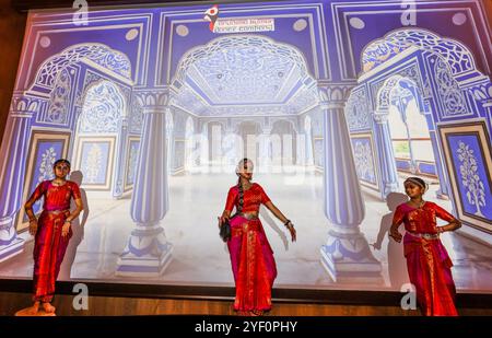 V & A Museum Londra, Regno Unito. 2 novembre 2024. Arunima Kumar Kuchipudi Dance Academy si esibisce al Boost Family Festival nell'iconico Victoria and Albert Museum. Paul Quezada-Neiman/Alamy Live News crediti: Paul Quezada-Neiman/Alamy Live News Foto Stock