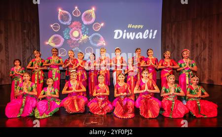 V & A Museum Londra, Regno Unito. 2 novembre 2024. Arunima Kumar Kuchipudi Dance Academy si esibisce al Boost Family Festival nell'iconico Victoria and Albert Museum. Paul Quezada-Neiman/Alamy Live News crediti: Paul Quezada-Neiman/Alamy Live News Foto Stock