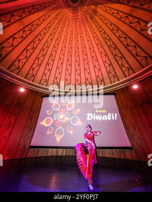 V & A Museum Londra, Regno Unito. 2 novembre 2024. Arunima Kumar Kuchipudi Dance Academy si esibisce al Boost Family Festival nell'iconico Victoria and Albert Museum. Paul Quezada-Neiman/Alamy Live News crediti: Paul Quezada-Neiman/Alamy Live News Foto Stock