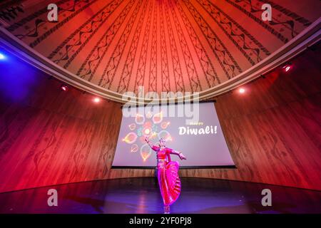 V & A Museum Londra, Regno Unito. 2 novembre 2024. Arunima Kumar Kuchipudi Dance Academy si esibisce al Boost Family Festival nell'iconico Victoria and Albert Museum. Paul Quezada-Neiman/Alamy Live News crediti: Paul Quezada-Neiman/Alamy Live News Foto Stock