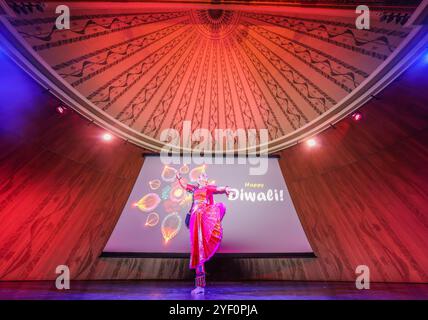 V & A Museum Londra, Regno Unito. 2 novembre 2024. Arunima Kumar Kuchipudi Dance Academy si esibisce al Boost Family Festival nell'iconico Victoria and Albert Museum. Paul Quezada-Neiman/Alamy Live News crediti: Paul Quezada-Neiman/Alamy Live News Foto Stock