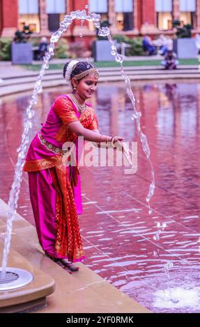 V & A Museum Londra, Regno Unito. 2 novembre 2024. Arunima Kumar Kuchipudi Dance Academy si esibisce al Boost Family Festival nell'iconico Victoria and Albert Museum. Paul Quezada-Neiman/Alamy Live News crediti: Paul Quezada-Neiman/Alamy Live News Foto Stock