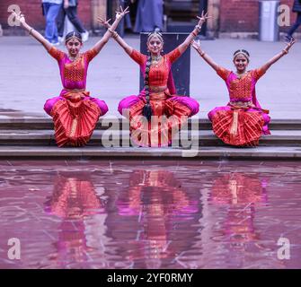 v & A Museum Londra, Regno Unito. 2 novembre 2024. Arunima Kumar Kuchipudi Dance Academy si esibisce al Boost Family Festival nell'iconico Victoria and Albert Museum. Paul Quezada-Neiman/Alamy Live News crediti: Paul Quezada-Neiman/Alamy Live News Foto Stock