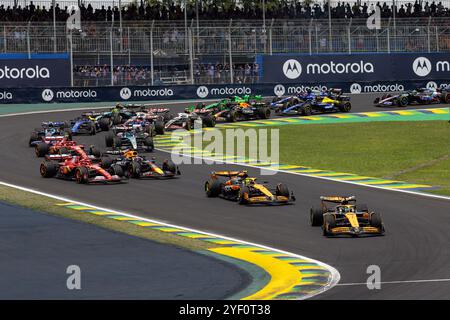 San Paolo, Brasile. 16 ottobre 2024. SAN PAOLO, BRASILE - 02 NOVEMBRE: Oscar Piastri dell'Australia alla guida della (81) McLaren MCL38 Mercedes guida Lando Norris della Gran Bretagna alla guida della (4) McLaren MCL38 Mercedes e del resto del campo al via durante la gara sprint del Gran Premio del Brasile di Formula 1 FIA all'autodromo Jose Carlos Pace il 2 novembre 2024 a Interlagos, San Paolo, Brasile. (Rodolfo Buhrer /SPP) credito: SPP Sport Press Photo. /Alamy Live News Foto Stock