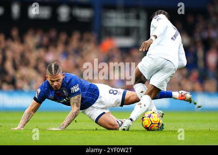 Kalvin Phillips (a sinistra) di Ipswich Town e Abdul Fatawu di Leicester City combattono per il pallone durante la partita di Premier League a Portman Road, Ipswich. Data foto: Sabato 2 novembre 2024. Foto Stock