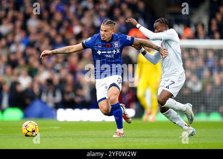 Kalvin Phillips (a sinistra) di Ipswich Town e Abdul Fatawu di Leicester City combattono per il pallone durante la partita di Premier League a Portman Road, Ipswich. Data foto: Sabato 2 novembre 2024. Foto Stock