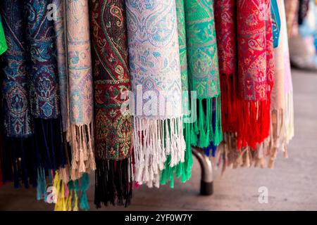 Sciarpe in pashmina colorate, primo piano. Arasta Bazaar, Istanbul Foto Stock