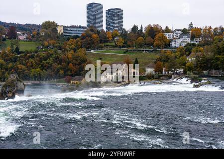 Foto di un viaggio alla cascata Rheinfall a Neuhasen vicino a Sciaffusa in Svizzera, vista della cascata e della città Foto Stock