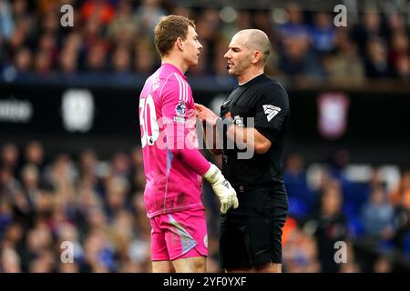 Il portiere del Leicester City Mads Hermansen (a sinistra) parla con l'arbitro Tim Robinson durante la partita di Premier League a Portman Road, Ipswich. Data foto: Sabato 2 novembre 2024. Foto Stock