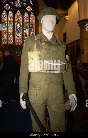 La più lunga mostra di Yarn alla Royal Garrison Church of All Saints di Aldershot, Hampshire, Inghilterra, Regno Unito. 2 novembre 2024. La mostra raffigura il giorno più lungo ed è stata conclusa in tempo per il 80° anniversario del D-Day, 6 giugno 2024. E' di 80 metri di lana a maglia e all'uncinetto in 3D. La mostra è attualmente in tour in Gran Bretagna. Consiste di 80 scene della battaglia di Normandia. Foto Stock