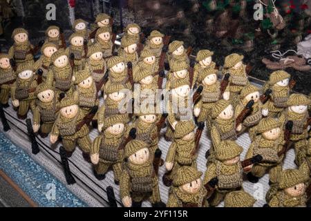 La più lunga mostra di Yarn alla Royal Garrison Church of All Saints di Aldershot, Hampshire, Inghilterra, Regno Unito. 2 novembre 2024. La mostra raffigura il giorno più lungo ed è stata conclusa in tempo per il 80° anniversario del D-Day, 6 giugno 2024. E' di 80 metri di lana a maglia e all'uncinetto in 3D. La mostra è attualmente in tour in Gran Bretagna. Consiste di 80 scene della battaglia di Normandia. Foto Stock