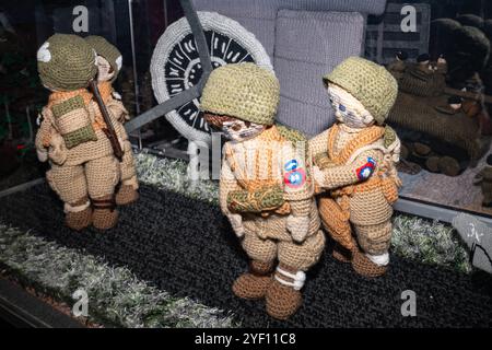 La più lunga mostra di Yarn alla Royal Garrison Church of All Saints di Aldershot, Hampshire, Inghilterra, Regno Unito. 2 novembre 2024. La mostra raffigura il giorno più lungo ed è stata conclusa in tempo per il 80° anniversario del D-Day, 6 giugno 2024. E' di 80 metri di lana a maglia e all'uncinetto in 3D. La mostra è attualmente in tour in Gran Bretagna. Consiste di 80 scene della battaglia di Normandia. Foto Stock