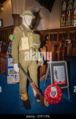 La più lunga mostra di Yarn alla Royal Garrison Church of All Saints di Aldershot, Hampshire, Inghilterra, Regno Unito. 2 novembre 2024. La mostra raffigura il giorno più lungo ed è stata conclusa in tempo per il 80° anniversario del D-Day, 6 giugno 2024. E' di 80 metri di lana a maglia e all'uncinetto in 3D. La mostra è attualmente in tour in Gran Bretagna. Consiste di 80 scene della battaglia di Normandia. Foto Stock