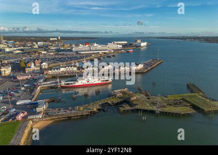 Vista aerea del porto ABP di Southampton che include i traghetti Red Funnel (traghetto per l'Isola di Wight) e il terminal delle navi da crociera, Hampshire, Regno Unito. Foto Stock