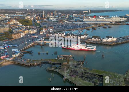 Vista aerea di un traghetto dell'Isola di Wight che arriva al porto ABP di Southampton, Hampshire, Regno Unito. Foto Stock