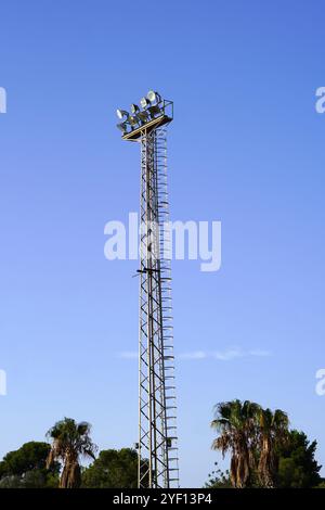 sport all'aperto. torre faro sul campo sportivo. Foto Stock