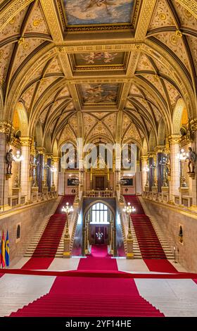 Interni del Parlamento ungherese - la grande scalinata a Budapest, Ungheria. Foto Stock