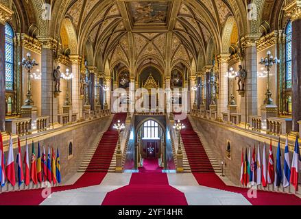 Interni del Parlamento ungherese - la grande scalinata a Budapest, Ungheria. Foto Stock