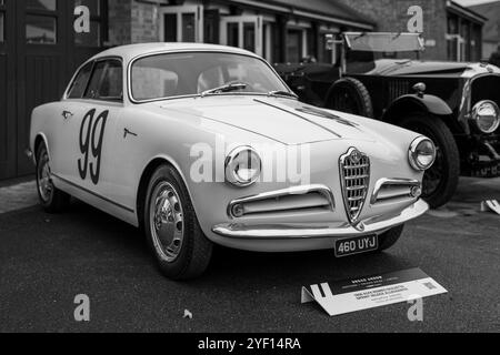 1956 Alfa Romeo Giulietta Sprint veloce alleggerita, in mostra al Bicester Heritage Scramble il 6 ottobre 2024. Foto Stock