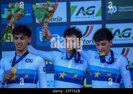 Pontevedra, Spagna, 2 novembre 2024: I ciclisti italiani salutano i media durante la seconda giornata dei Campionati europei di ciclocross, il 2 novembre 2024, a Pontevedra, Spagna. Crediti: Alberto Brevers / Alamy Live News. Foto Stock