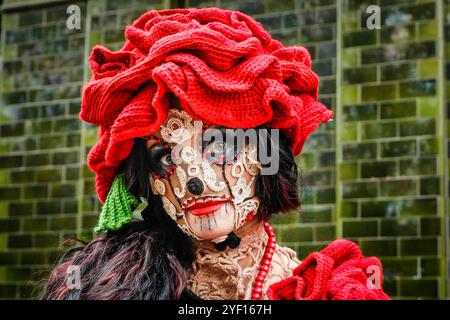 Londra, Regno Unito. 2 novembre 2024. Un partecipante a un outfit con intricate lavorazioni a maglia e uncinetto. I partecipanti, molti in vivaci volti e costumi, si riuniscono a Columbia Road. Il festival annuale Day of the Dead e sfilano su Columbia Road e intorno a essa in omaggio al giorno messicano dei morti, un'occasione gioiosa nonostante il suo nome, che onora la morte dei propri cari. I partecipanti si presentano in costumi colorati. Crediti: Imageplotter/Alamy Live News Foto Stock