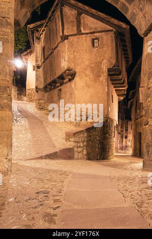 Albarracin, Spagna, 28 agosto 2019: Incantevole veduta notturna di via medievale Foto Stock