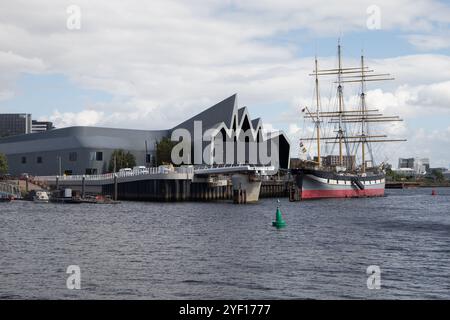 Il fiume Clyde nel centro di Glasgow in una soleggiata mattinata d'autunno Foto Stock