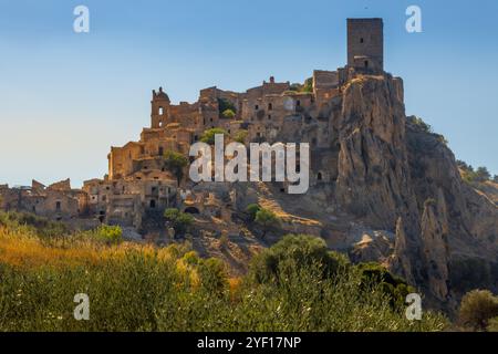 Una vista pittoresca della vecchia città di montagna abbandonata di Craco, costruita in pietra arenaria. Craco è una città fantasma abbandonata a causa di un terremoto nel Foto Stock