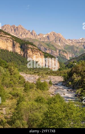 Il fiume Var vicino a Saint-Martin-d’Entraunes nelle Alpi francesi, Alpes-Maritimes, Francia Foto Stock