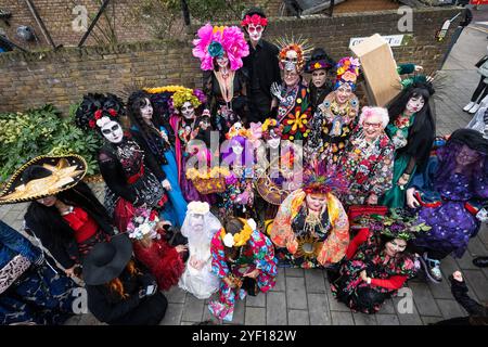 Londra, Regno Unito. 2 novembre 2024. I rivelatori in costumi e facciate celebrano il giorno messicano dei morti sulla Columbia Road nella zona est di Londra. La giornata messicana dei morti è, nonostante il suo nome, una celebrazione gioiosa in onore della scomparsa dei propri cari, dove gli spiriti degli antenati ritornano e coincidono con la Festa cristiana di tutti i doni. Crediti: Stephen Chung / Alamy Live News Foto Stock