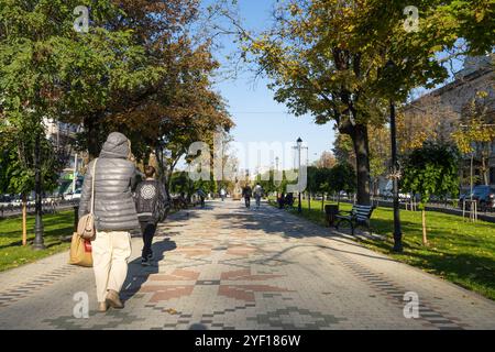 Chisinau, Moldavia. 25 ottobre 2024. Persone nel National Carpet Pedestrian Alley nel centro della città Foto Stock