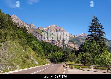 Die Tourist Road 'la Route des Grandes Alpes' vicino a Saint-Martin-d'Entraunes nella valle del fiume Var, Alpes-Maritimes, Francia Foto Stock
