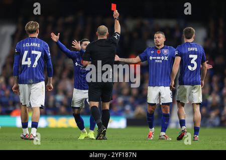 Ipswich, Regno Unito. 2 novembre 2024. Il centrocampista dell'Ipswich Town Kalvin Phillips (8) viene espulso dall'arbitro Tim Robinson durante la partita Ipswich Town FC contro Leicester City FC English Premier League a Portman Road, Ipswich, Inghilterra, Regno Unito il 2 novembre 2024 Credit: Every Second Media/Alamy Live News Foto Stock