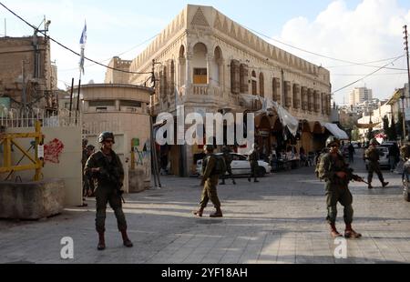 I coloni israeliani sono scortati da soldati israeliani durante un tour del mercato nella parte palestinese della città vecchia i coloni israeliani sono scortati da soldati israeliani durante un tour del mercato nella parte palestinese della città vecchia di Hebron nella Cisgiordania occupata il 2 novembre 2024. Foto di Mamoun Wazwaz apaimages Hebron Cisgiordania territorio palestinese 021124 Hebron MW 0043 Copyright: XapaimagesxMamounxWazwazxxapaimagesx Foto Stock