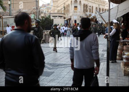 I coloni israeliani sono scortati da soldati israeliani durante un tour del mercato nella parte palestinese della città vecchia i coloni israeliani sono scortati da soldati israeliani durante un tour del mercato nella parte palestinese della città vecchia di Hebron nella Cisgiordania occupata il 2 novembre 2024. Foto di Mamoun Wazwaz apaimages Hebron Cisgiordania territorio palestinese 021124 Hebron MW 0041 Copyright: XapaimagesxMamounxWazwazxxapaimagesx Foto Stock