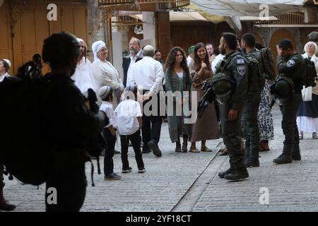 I coloni israeliani sono scortati da soldati israeliani durante un tour del mercato nella parte palestinese della città vecchia i coloni israeliani sono scortati da soldati israeliani durante un tour del mercato nella parte palestinese della città vecchia di Hebron nella Cisgiordania occupata il 2 novembre 2024. Foto di Mamoun Wazwaz apaimages Hebron Cisgiordania territorio palestinese 021124 Hebron MW 001 Copyright: XapaimagesxMamounxWazwazxxapaimagesx Foto Stock