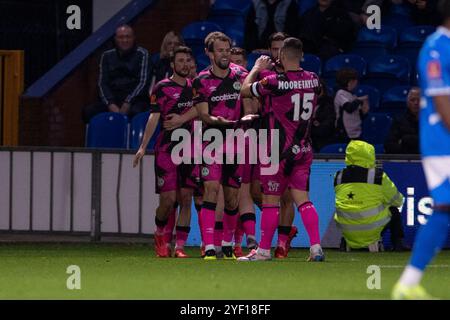 Gol 1-1 Christian Doidge #9 del Forest Green Rovers F.C. celebra il suo gol con i compagni di squadra durante la partita del primo turno di fa Cup tra Stockport County e Forest Green Rovers all'Edgeley Park Stadium di Stockport sabato 2 novembre 2024. (Foto: Mike Morese | mi News) crediti: MI News & Sport /Alamy Live News Foto Stock