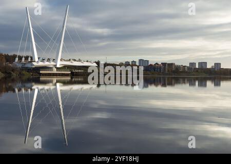 Il nuovo ponte a Glasgow in Scozia sul fiume Clyde a Renfrew il giorno d'autunno Foto Stock