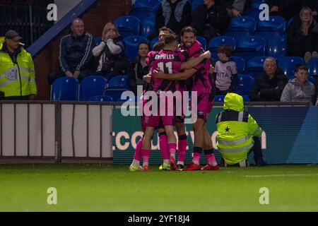 Gol 1-1 Christian Doidge #9 del Forest Green Rovers F.C. celebra il suo gol con i compagni di squadra durante la partita del primo turno di fa Cup tra Stockport County e Forest Green Rovers all'Edgeley Park Stadium di Stockport sabato 2 novembre 2024. (Foto: Mike Morese | mi News) crediti: MI News & Sport /Alamy Live News Foto Stock